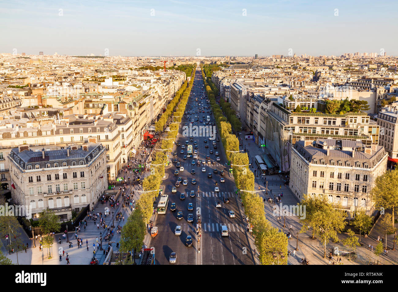 France, Paris, paysage urbain avec l'Avenue des Champs-Elysées Banque D'Images