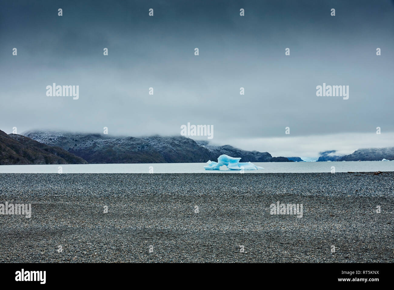 Le Chili, le parc national Torres del Paine, lac Grey, stony shore et les icebergs dans l'eau Banque D'Images