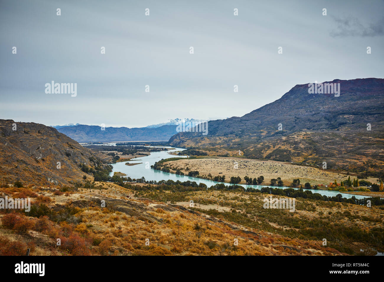 Le Chili, le Rio Baker, scenic avec rivière et montagne Banque D'Images