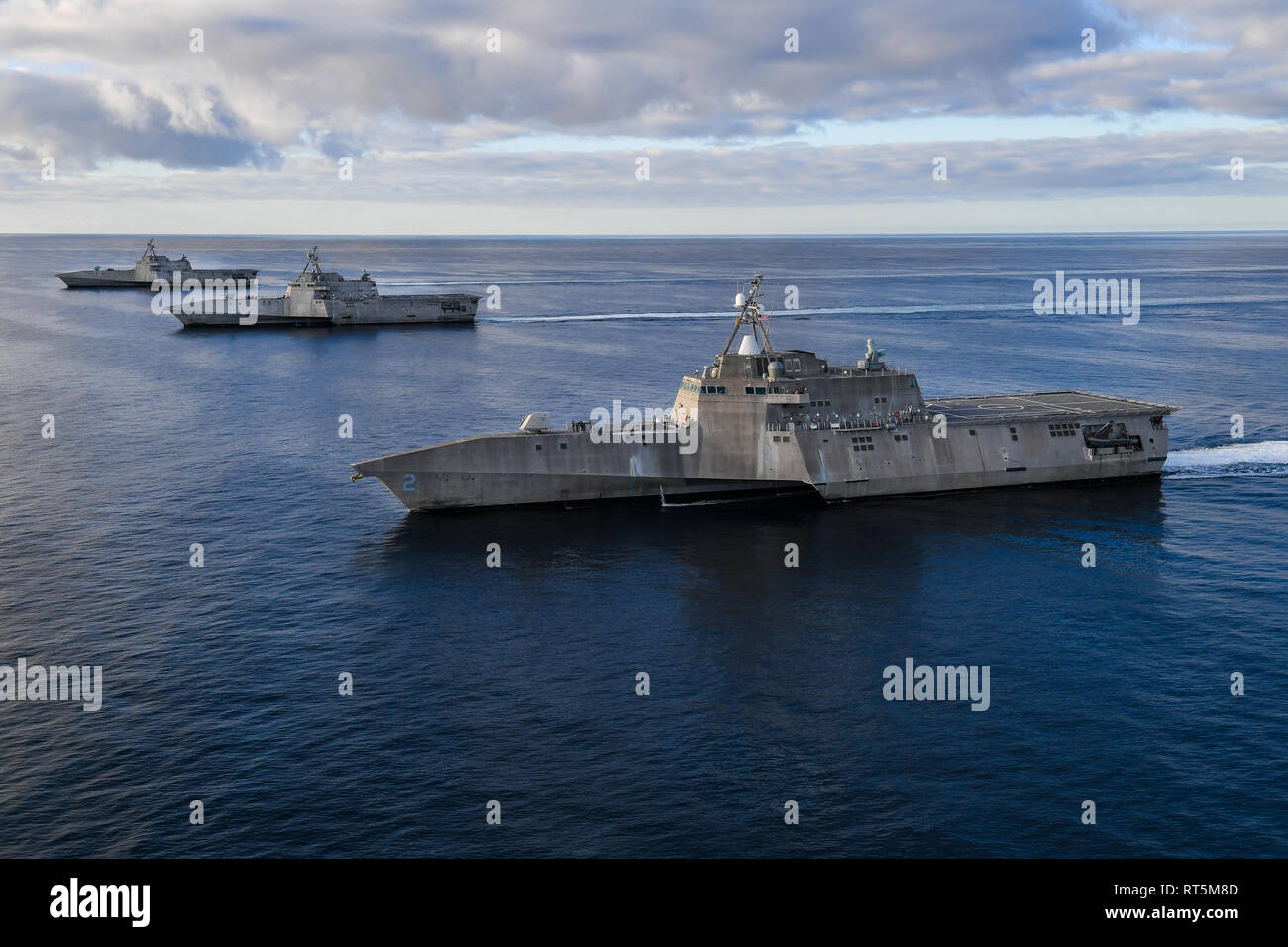 190227-N-FC670-255 OCÉAN PACIFIQUE (fév. 27, 2019) l'indépendance la variante de navires de combat littoral Indépendance USS LCS (2), gauche, USS Manchester (LCS 14), centre, et l'USS Tulsa LCS (16), à droite, la voile en formation dans l'est du Pacifique. LCS sont la grande vitesse, agilité, leur faible tirant d'eau, axée sur la mission de combat de surface conçu pour des opérations dans l'environnement littoral, encore pleinement capable d'ouvrir les opérations de l'océan. Dans le cadre de la flotte de surface, LCS a la capacité de parer et de devancer l'évolution des menaces de façon indépendante ou au sein d'un réseau de combat de surface. (U.S. Photo par marine Chef de la communication de masse Banque D'Images