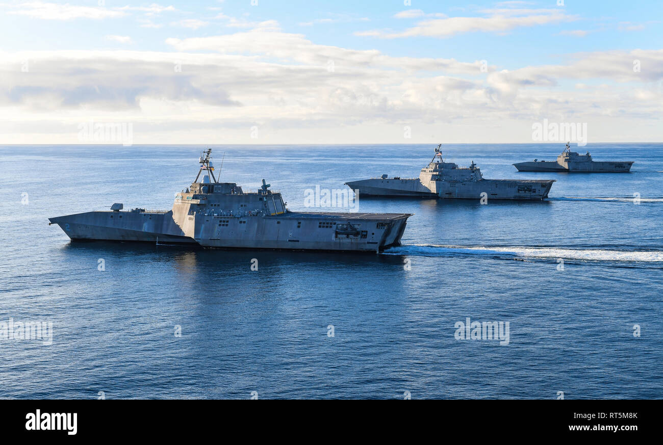 190227-N-FC670-475 OCÉAN PACIFIQUE (fév. 27, 2019) l'indépendance la variante de navires de combat littoral Indépendance USS LCS (2), gauche, USS Manchester (LCS 14), centre, et l'USS Tulsa LCS (16), à droite, la voile en formation dans l'est du Pacifique. LCS sont la grande vitesse, agilité, leur faible tirant d'eau, axée sur la mission de combat de surface conçu pour des opérations dans l'environnement littoral, encore pleinement capable d'ouvrir les opérations de l'océan. Dans le cadre de la flotte de surface, LCS a la capacité de parer et de devancer l'évolution des menaces de façon indépendante ou au sein d'un réseau de combat de surface. (U.S. Photo par marine Chef de la communication de masse Banque D'Images