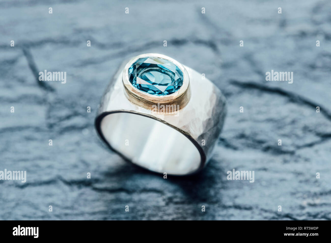 Bague argent avec topaze en or mise sur ardoise Banque D'Images