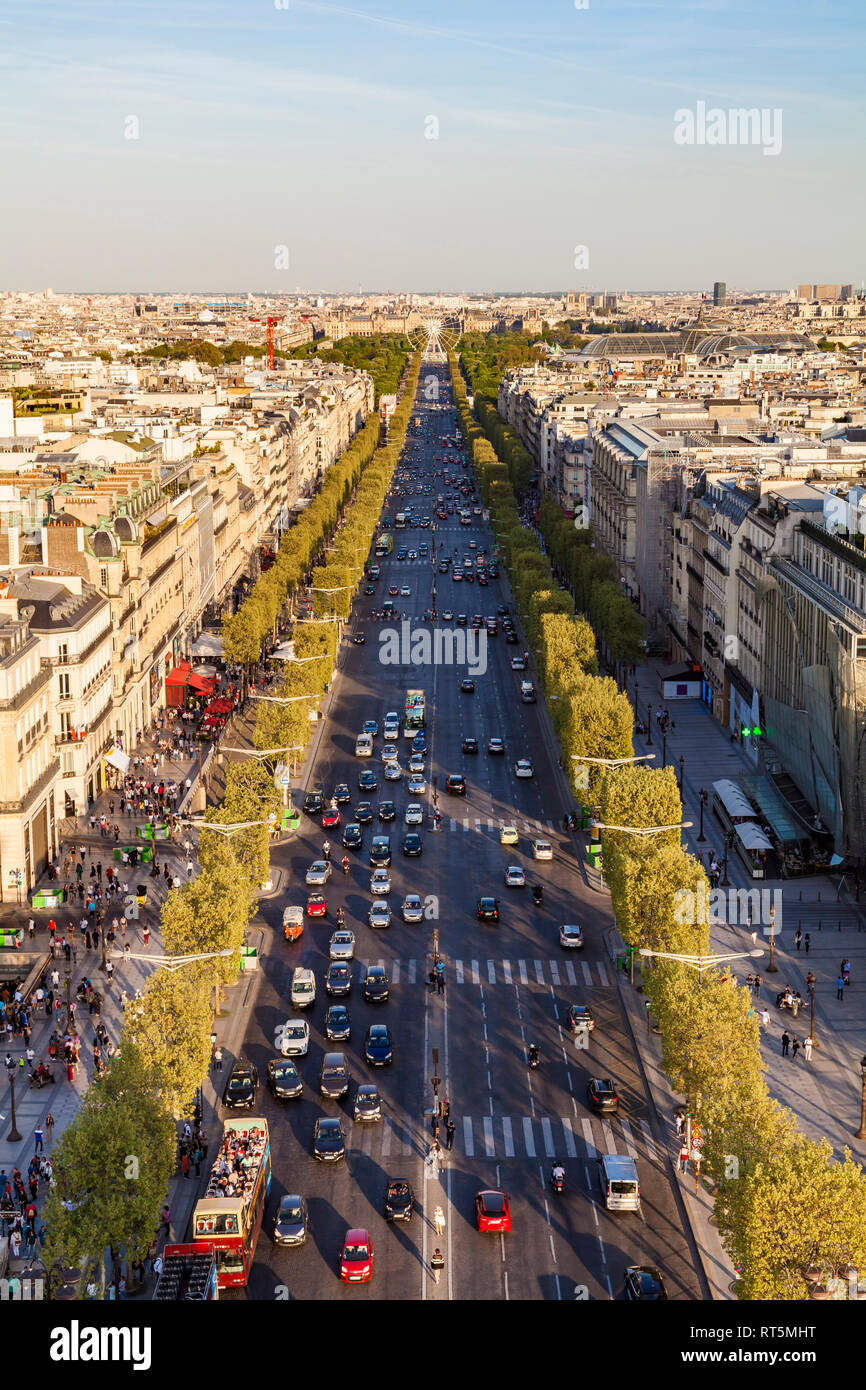 France, Paris, paysage urbain avec l'Avenue des Champs-Elysées Banque D'Images