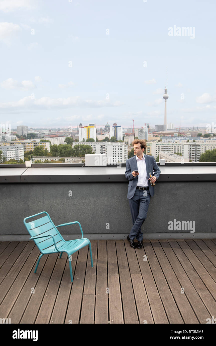 Allemagne, Berlin, young toit-terrasse avec un verre Banque D'Images