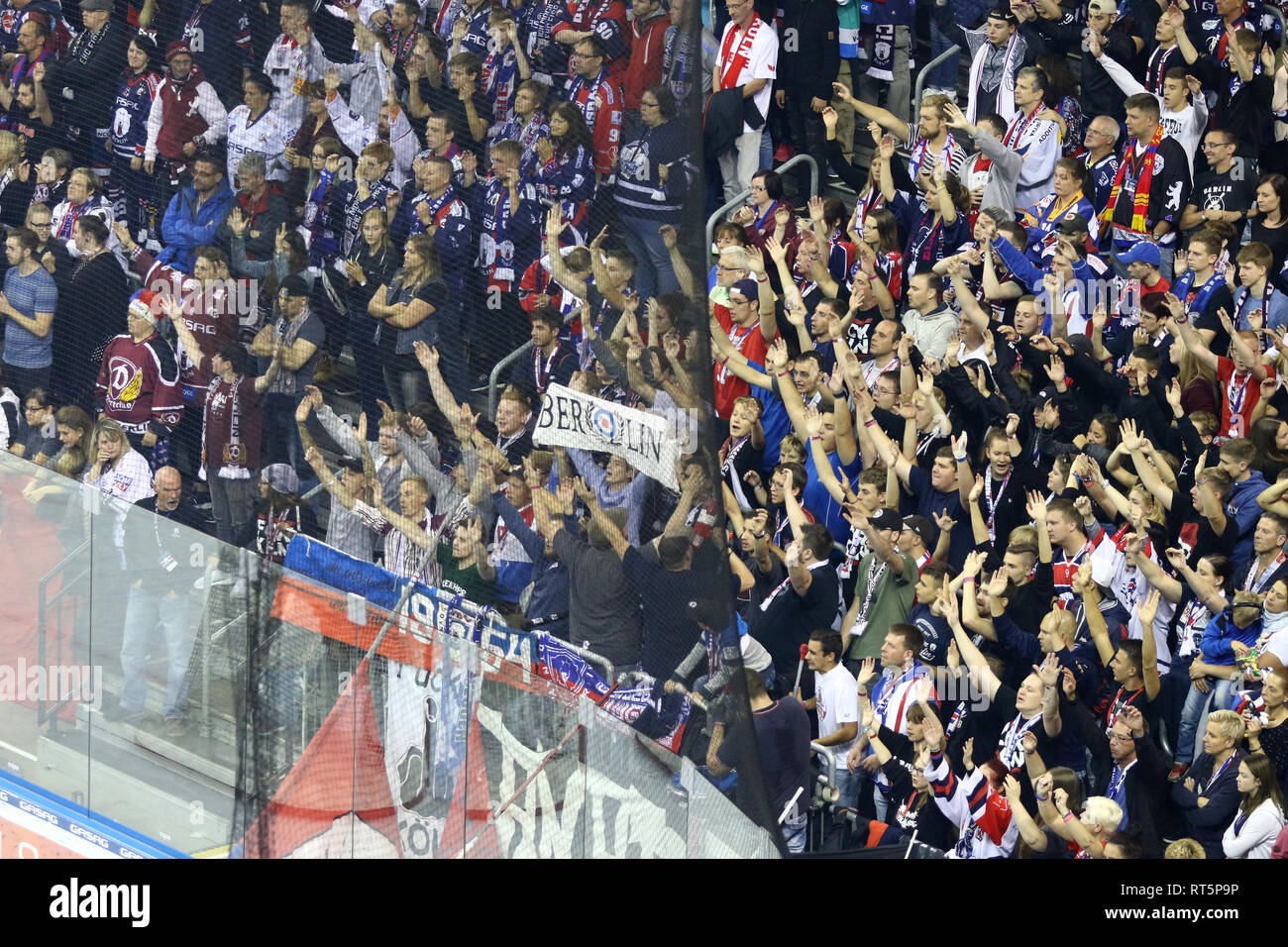BERLIN, ALLEMAGNE - 22 septembre 2017 : les partisans de l'équipe Eisbaren Berlin montrer leur appui sur les tribunes de Mercedes-Benz Arena pendant la Deutsche Eis Banque D'Images