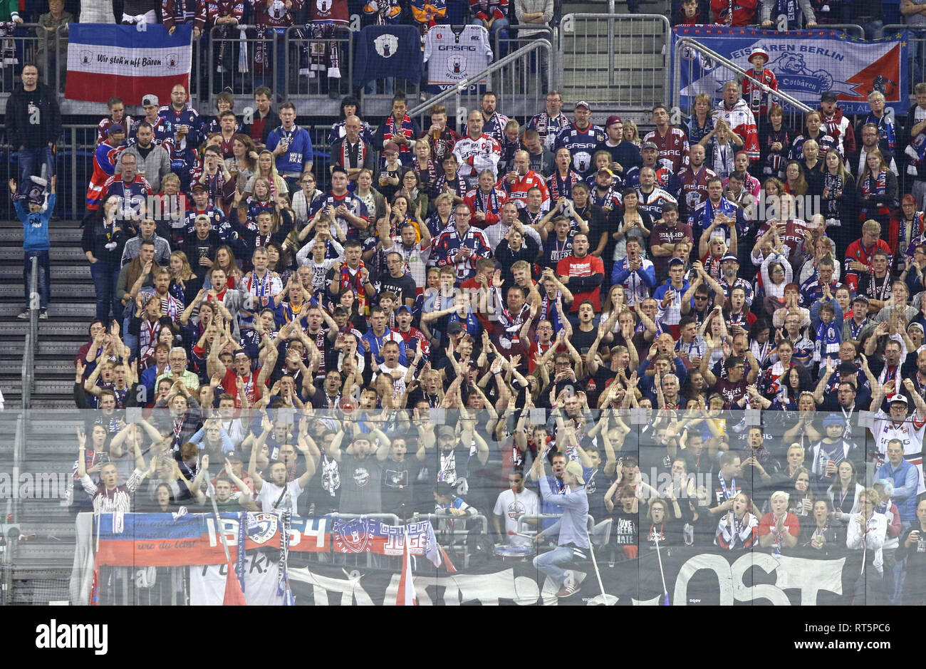 BERLIN, ALLEMAGNE - 22 septembre 2017 : les partisans de l'équipe Eisbaren Berlin montrer leur appui sur les tribunes de Mercedes-Benz Arena pendant la Deutsche Eis Banque D'Images
