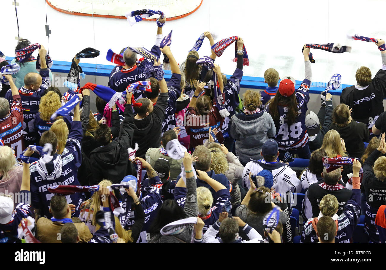 BERLIN, ALLEMAGNE - 22 septembre 2017 : les partisans de l'équipe Eisbaren Berlin montrer leur appui sur les tribunes de Mercedes-Benz Arena pendant la Deutsche Eis Banque D'Images