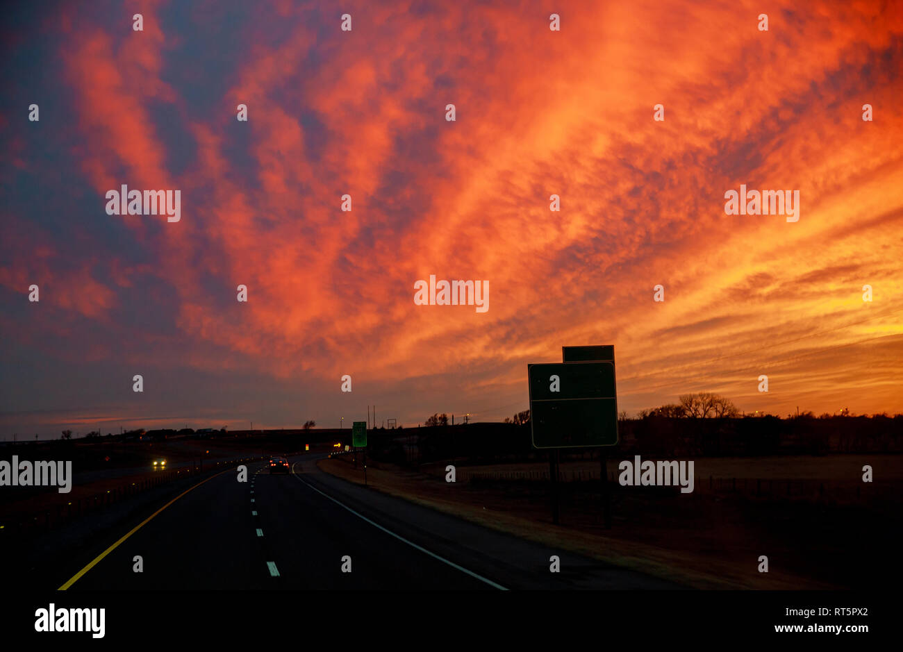 Une route en une silhouette au coucher du soleil à Texas Banque D'Images