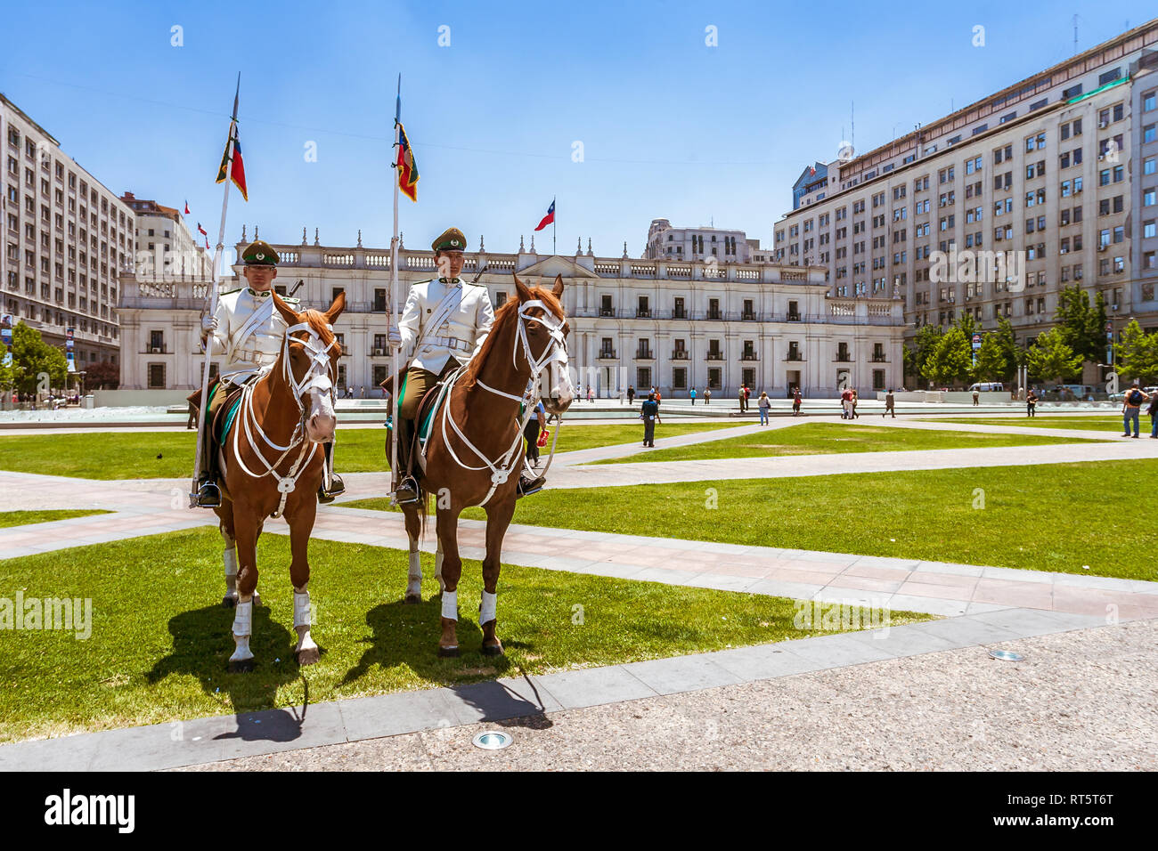 Santiago, Chili, 17 Décembre 2017 : deux agents du Canada à l'extérieur de la Moneda Palace, palais présidentiel à Santiago, capitale du Chili. Banque D'Images