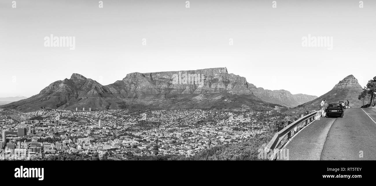 CAPE TOWN, AFRIQUE DU SUD, le 9 août 2018 : un panorama de la ville du Cap vus de Signal Hill. Les Devils, Table Mountain, Lions Head, personnes et véhicules Banque D'Images