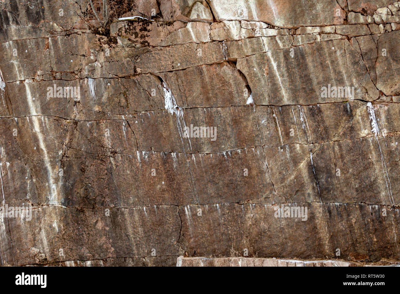 Arrière-plan de granit brun avec les rides. La texture de la pierre brute. Banque D'Images
