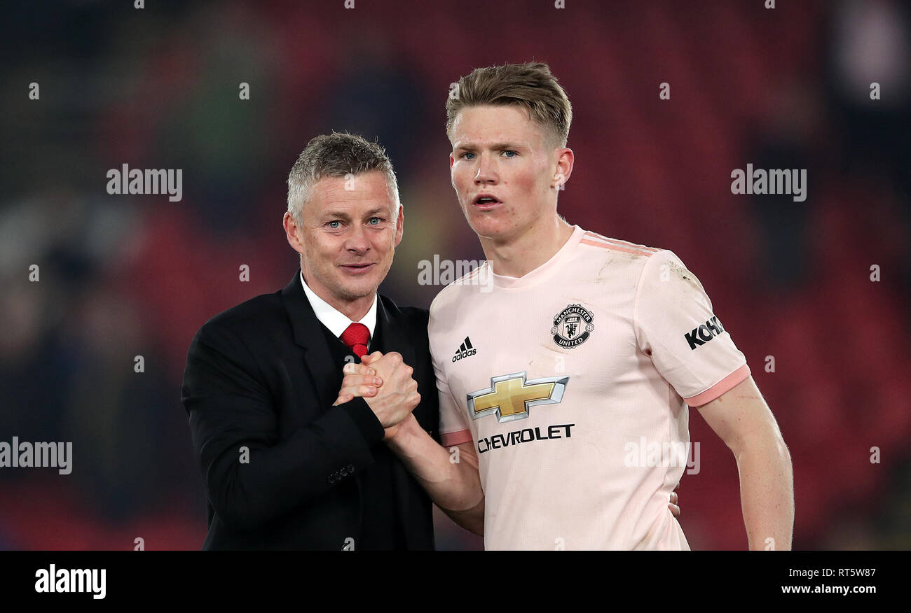 Manchester United Ole Gunnar Solskjaer gestionnaire intérimaire et Scott McTominay réagir après le coup de sifflet final lors de la Premier League match à Selhurst Park, Londres. Banque D'Images