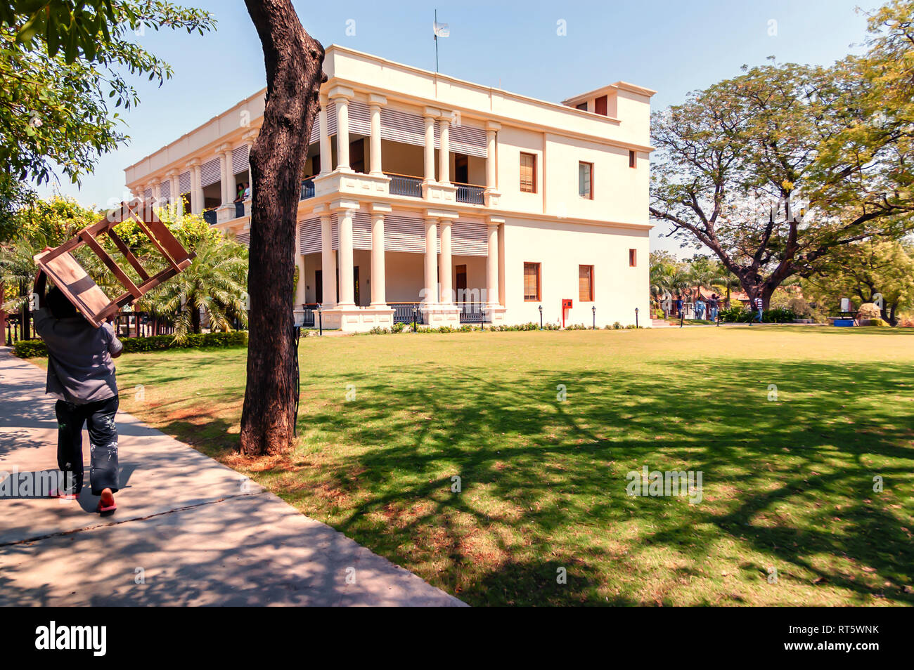Tous les jours un salarié/travailleur/travailleuse exerçant son activité sous une table sur son épaule à la The Golkonda Resorts and Spa à Hyderabad, Inde, Telangana. Banque D'Images