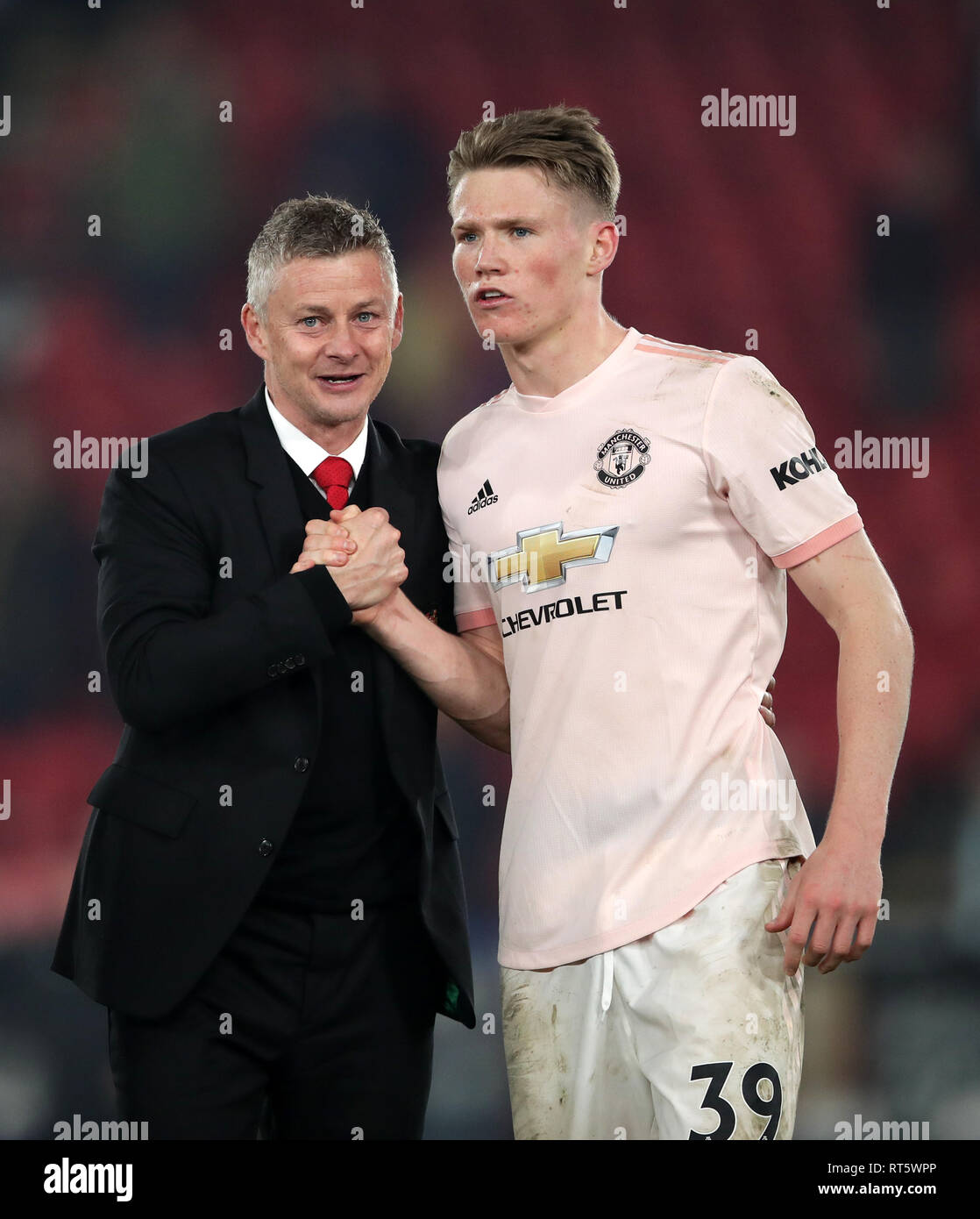 Manchester United Ole Gunnar Solskjaer gestionnaire intérimaire et Scott McTominay réagir après le coup de sifflet final lors de la Premier League match à Selhurst Park, Londres. Banque D'Images