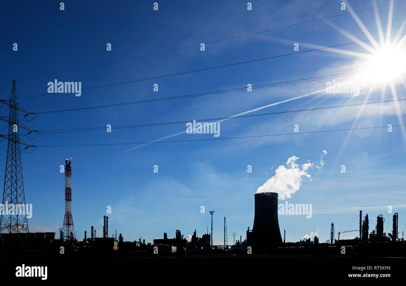 Silhouette d'Industrial Estate montrant la tour de refroidissement du site de production chimique BASF dans le port d'Anvers, Belgique Banque D'Images