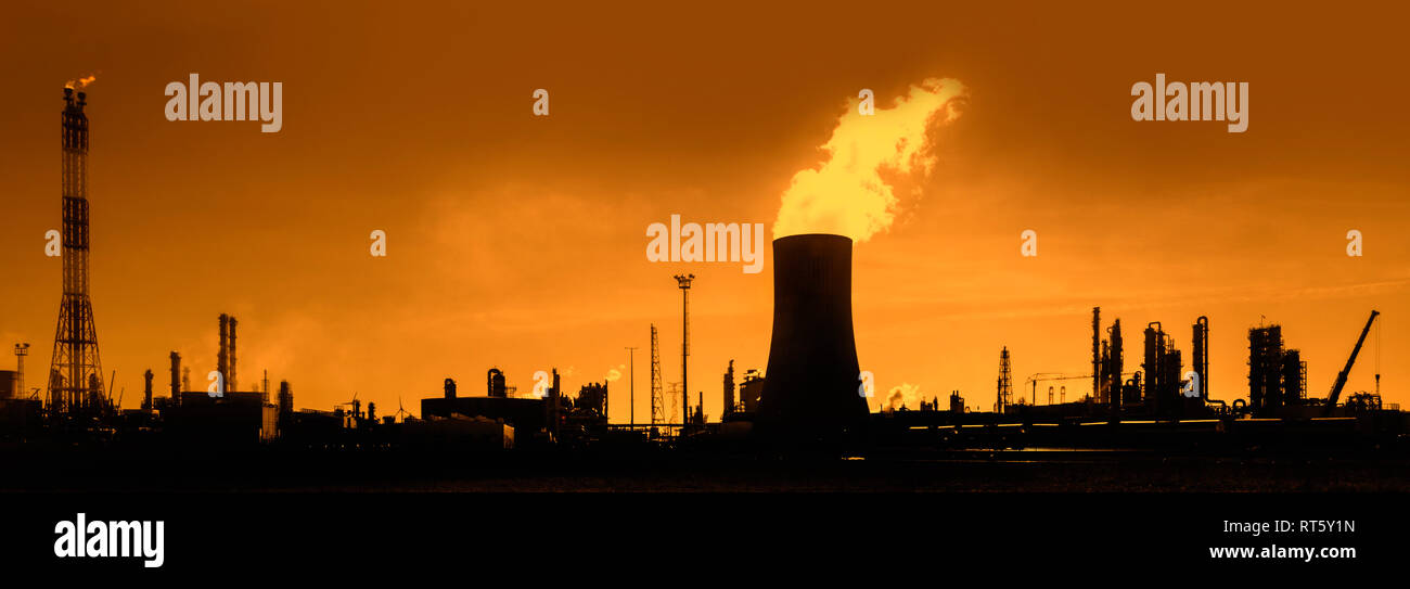 Industrial Estate montrant tour de refroidissement découpé sur coucher de soleil sur le site de production chimique BASF dans le port d'Anvers, Belgique Banque D'Images