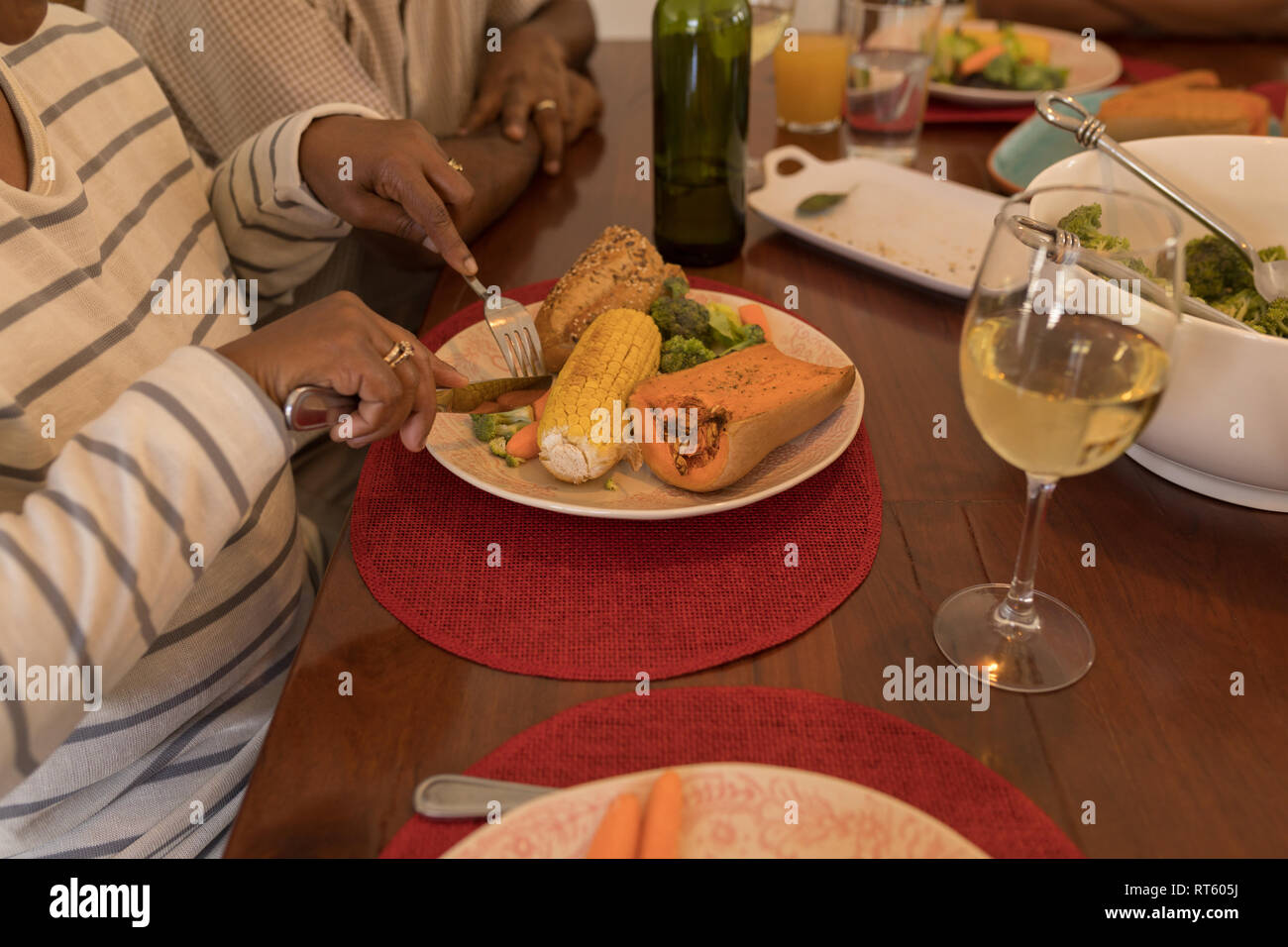 Senior couple having meal sur table à manger à la maison Banque D'Images