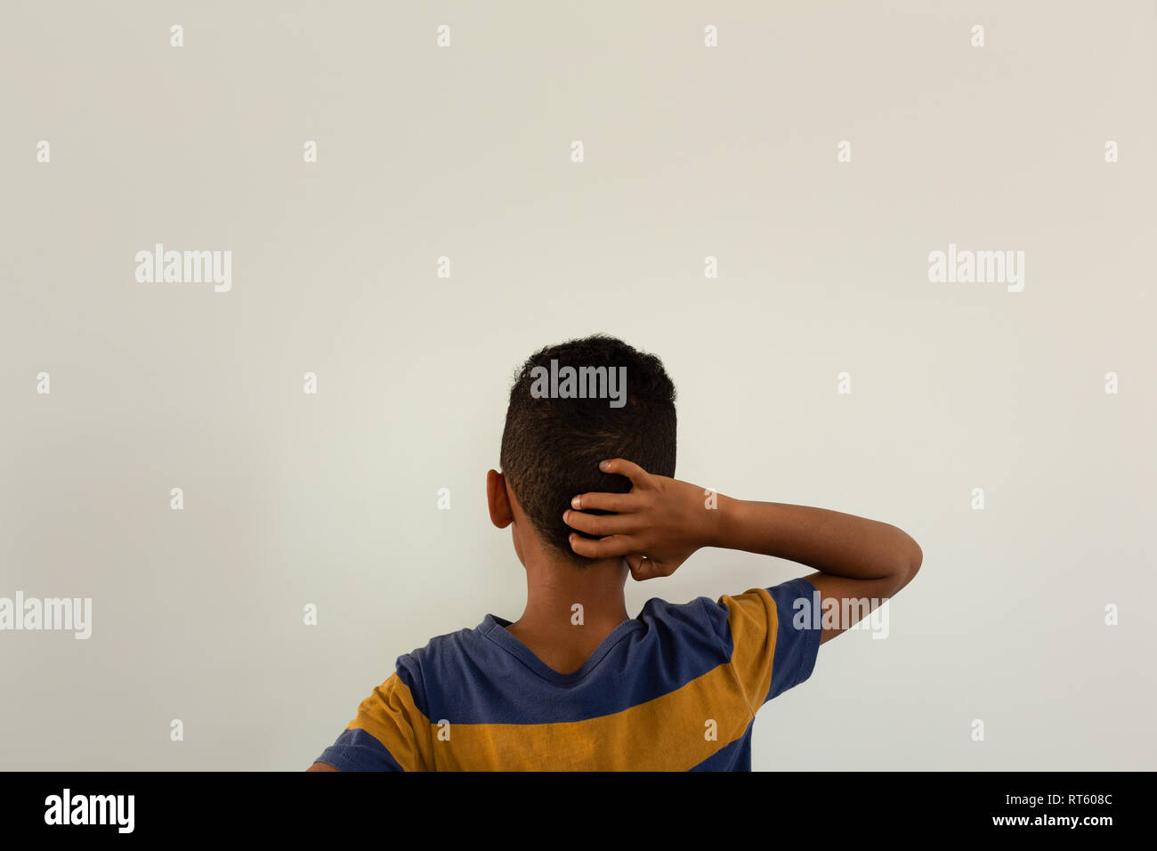 Garçon avec main derrière chef standing against white background Banque D'Images