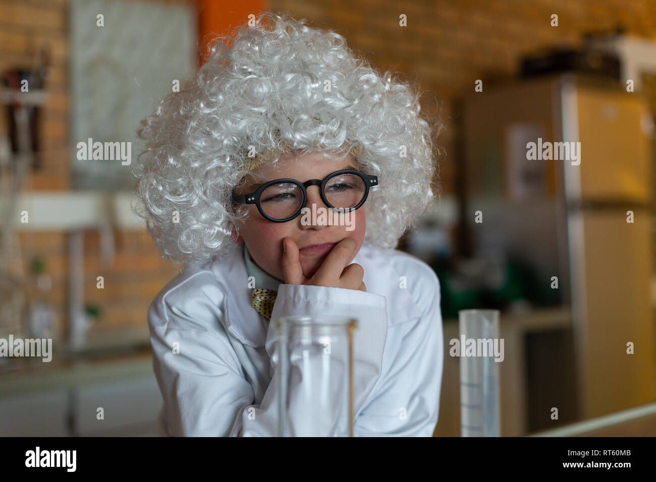 En perruque blanche d'écolier en laboratoire permanent à l'école Banque D'Images