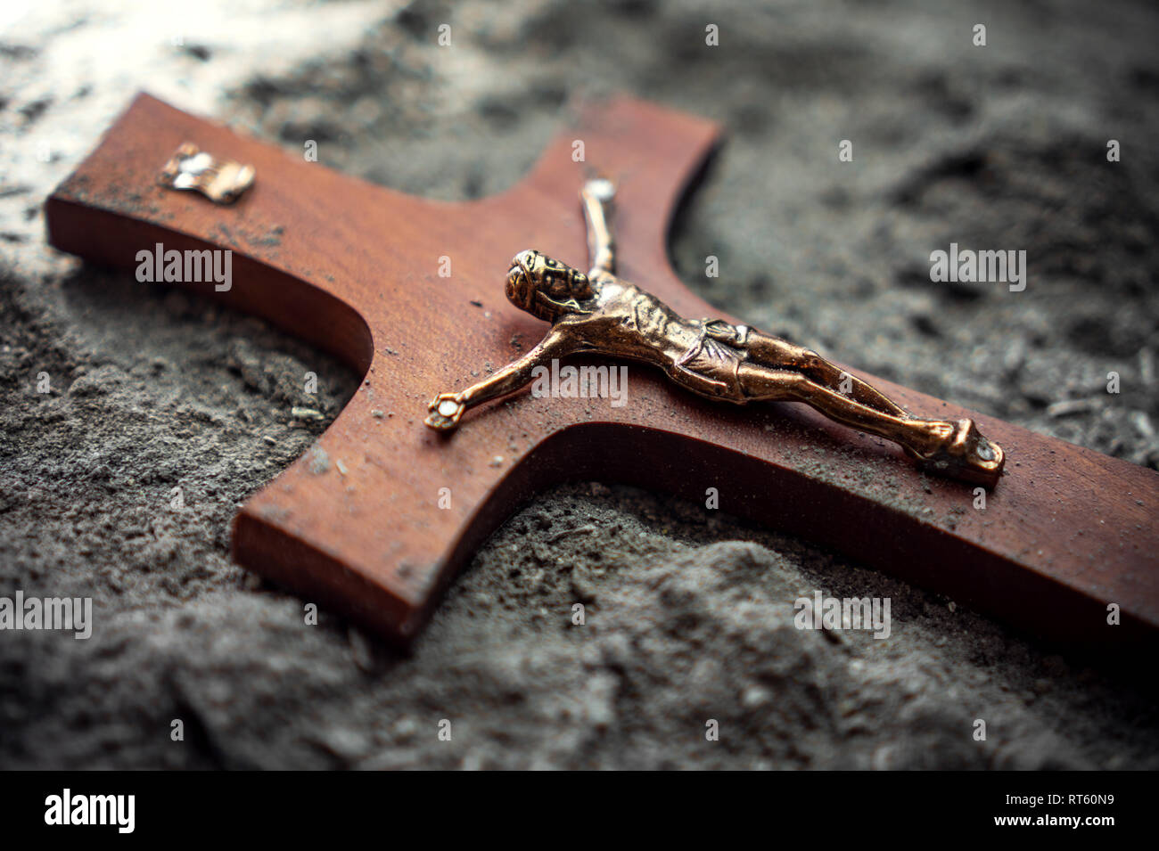 Symbole croix chrétienne dans les cendres pâques concept religieux Banque D'Images