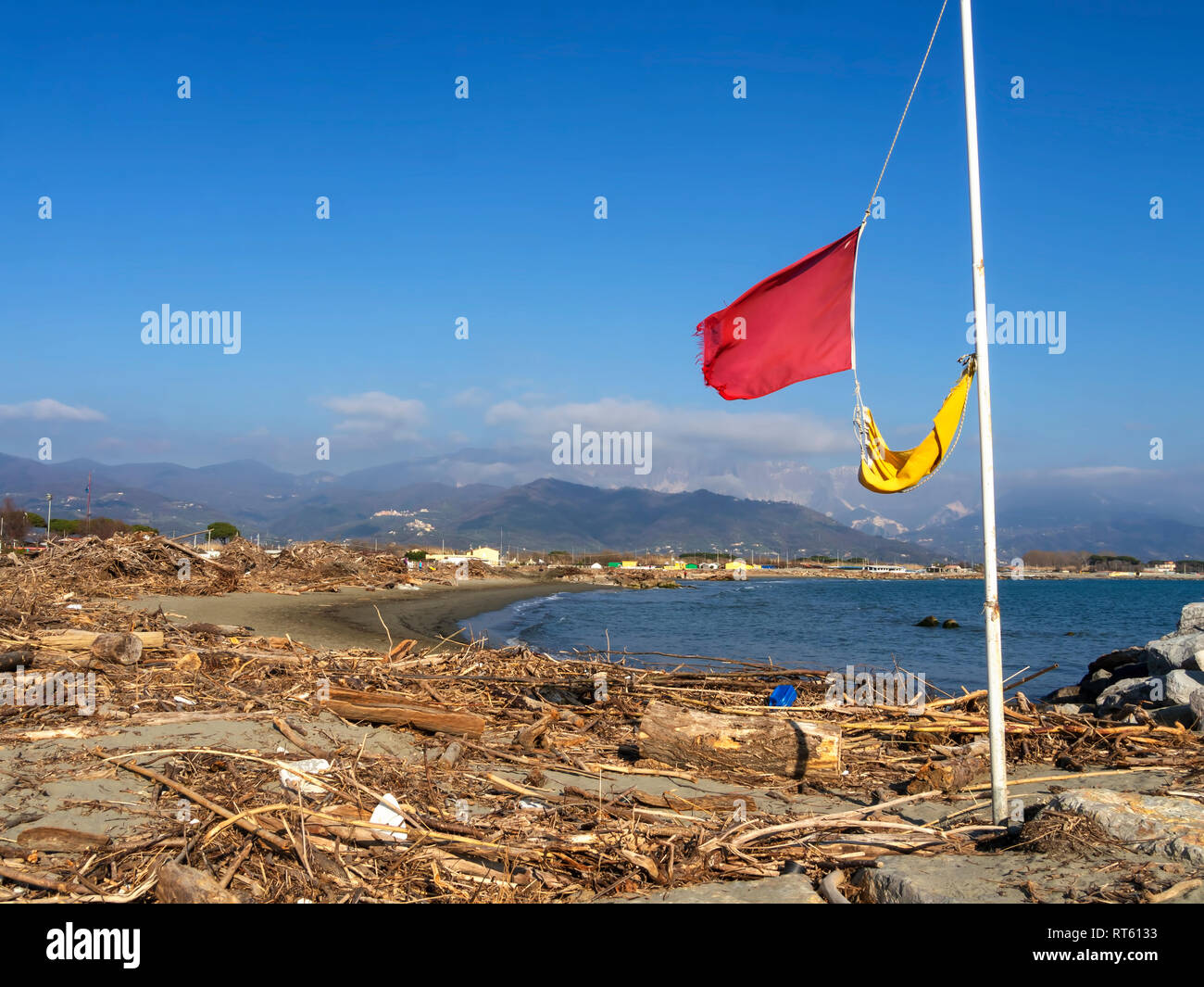 Bocca di Magra, Marinella, Massa Carrara Italie. Soleil et des débris de plage après la tempête d'hiver. Banque D'Images