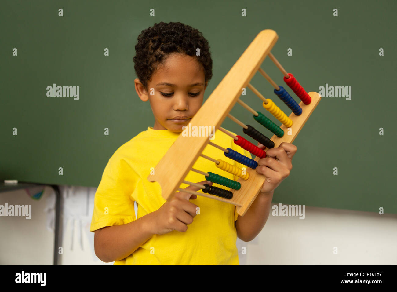 L'apprentissage des mathématiques d'écolier avec abacus dans une salle de classe Banque D'Images