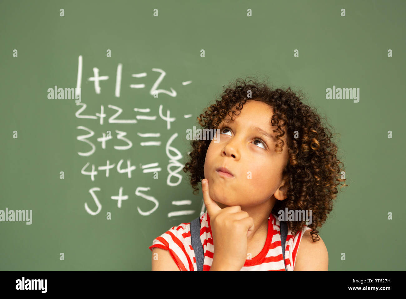 Lycéenne contre permanent conseil vert dans une salle de classe à l'école Banque D'Images