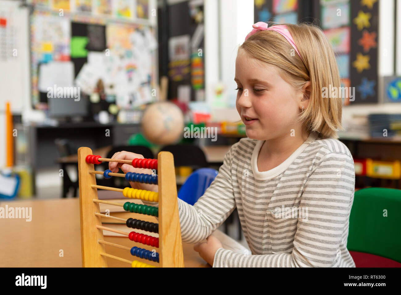 L'apprentissage des mathématiques d'écolière avec abacus dans la classe Banque D'Images