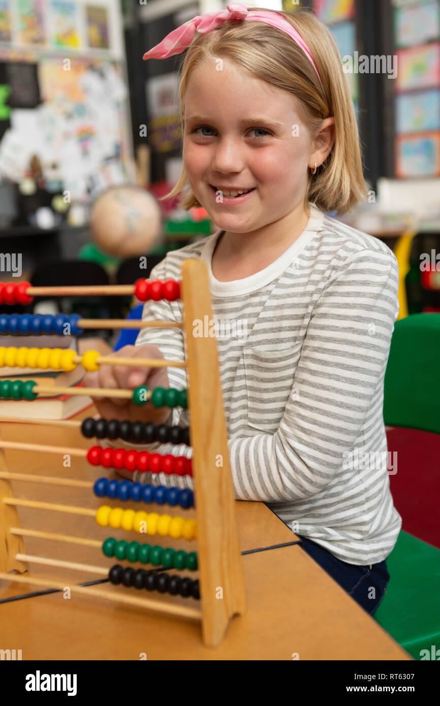 L'apprentissage des mathématiques d'écolière avec abacus dans la classe Banque D'Images