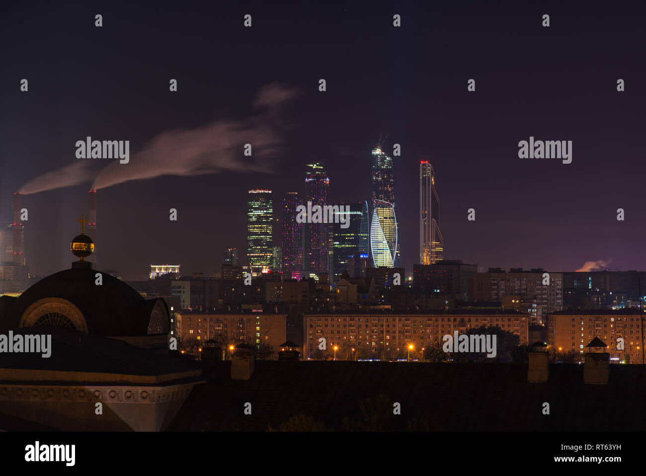 Gratte-ciel du centre d'affaires de la ville de Moscou dans la nuit, en Russie. Architecture et monument de Moscou. Un moment fort du tournage Banque D'Images