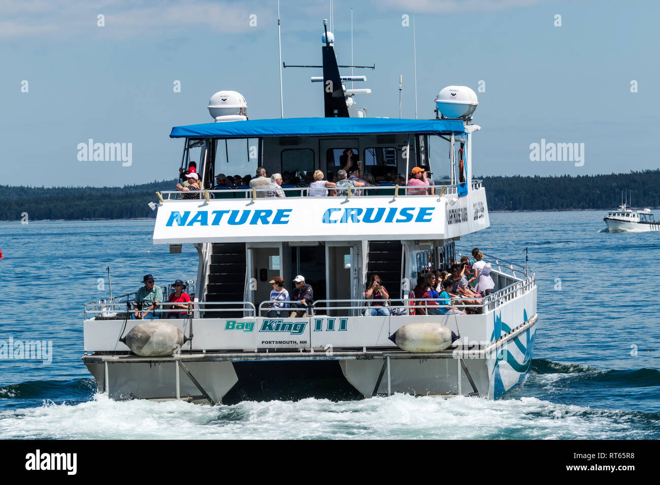 Bar Harbor, Maine, USA - 28 juillet 2017 : La Baie King III catamaran, du Bar Harbor Whale Watch Company, laissant les quais avec passagers à une nature Banque D'Images