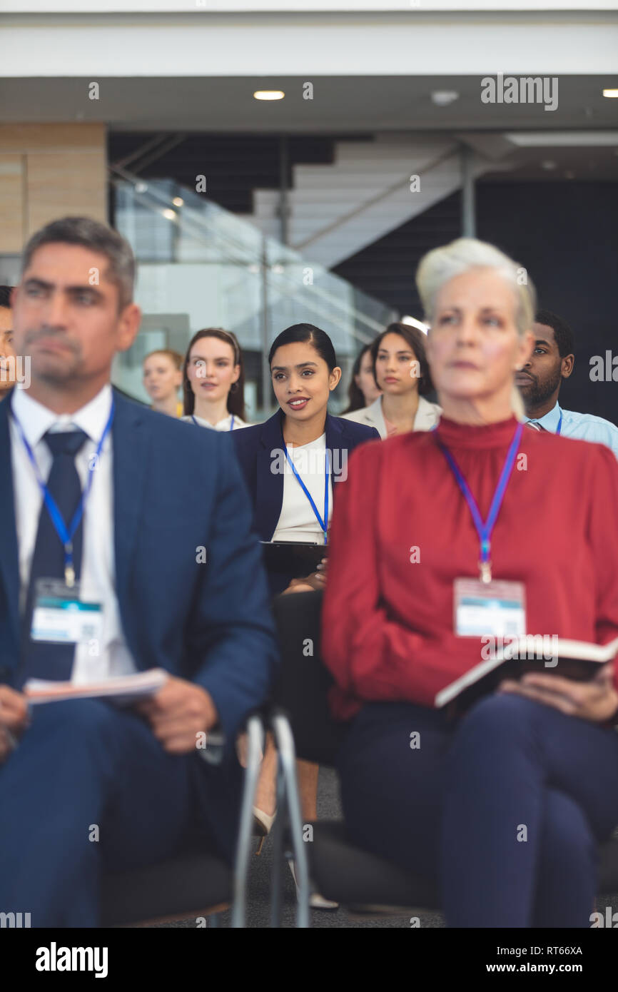 Young businesswoman attentif dans un séminaire d'entreprise Banque D'Images