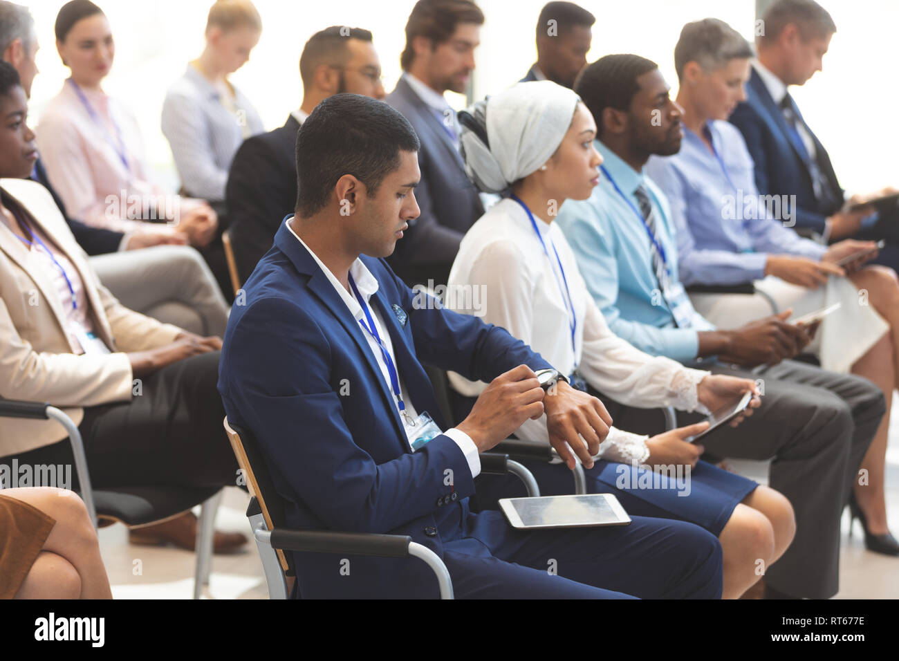 Businesswoman smartwatch au cours de séminaire d'entreprise Banque D'Images