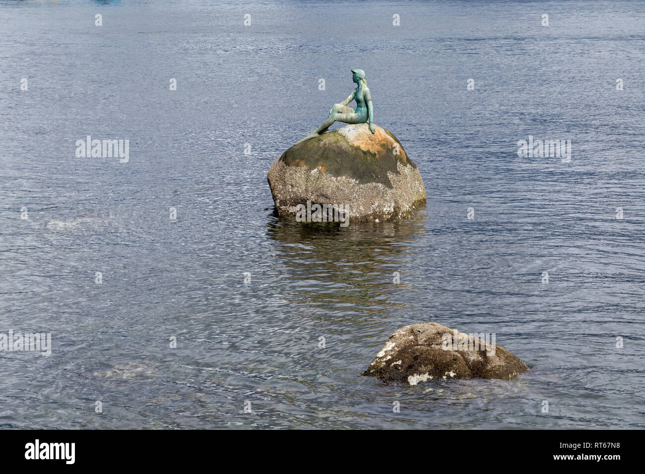 Fille dans une combinaison isothermique sculpture en bronze de Elek Imredy, situé sur un rocher dans l'eau le long du côté nord du parc Stanley, Vancouver, Canada Banque D'Images