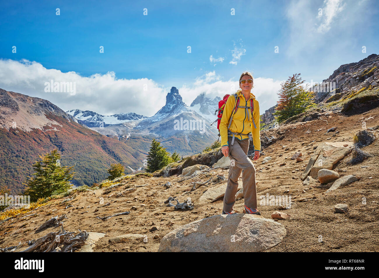 Le Chili, Cerro Castillo, femme en randonnée dans les montagnes Banque D'Images
