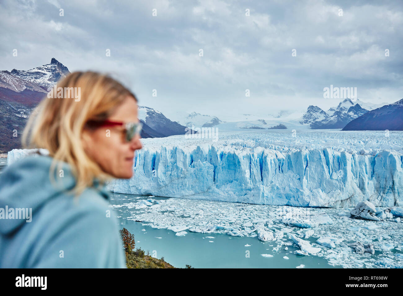 L'Argentine, Patagonie, Perito Moreno Glacier, Woman at Glacier Banque D'Images