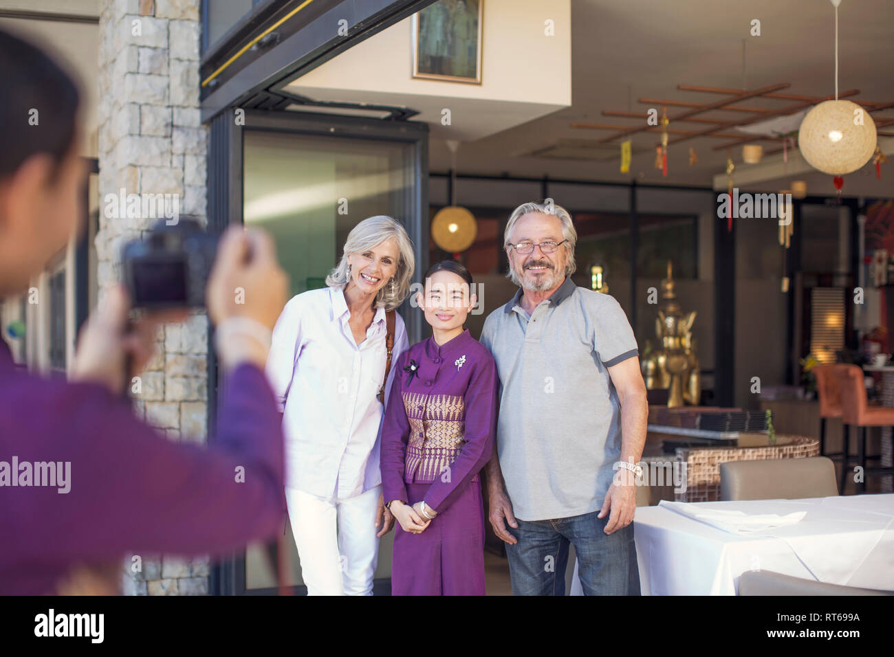 Être libre de prendre des photos avec serveuse asiatique en face de restaurant Banque D'Images