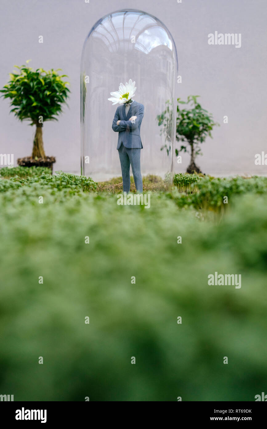 Figurine homme avec tête de fleurs du parc en vertu de l'article pot de Bell Banque D'Images