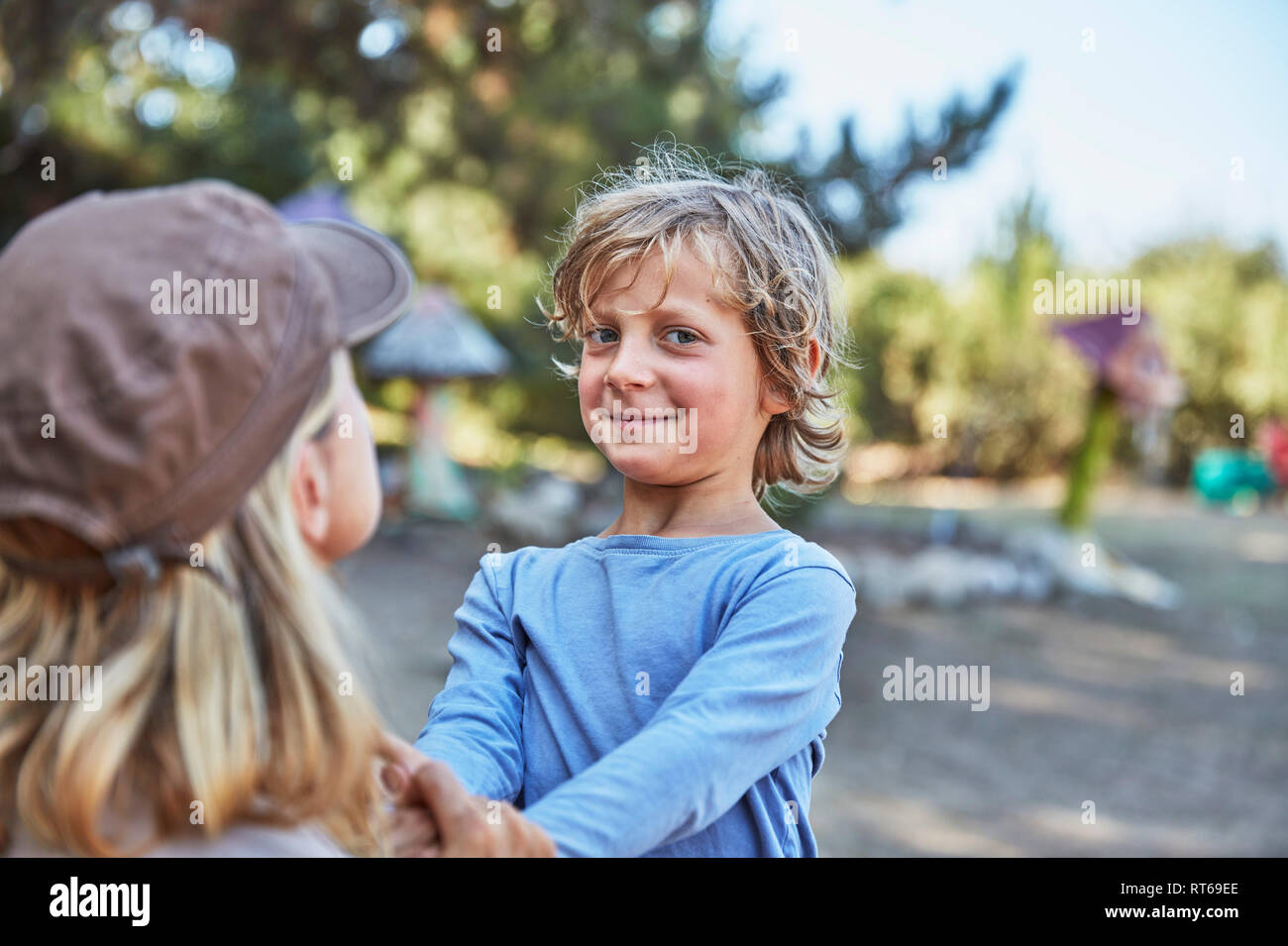 Portrait of smiling boy with mother nature Banque D'Images