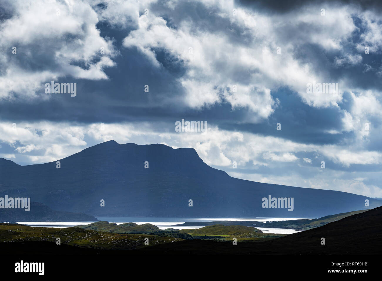 Royaume-uni, Ecosse, Highland, Sutherland, Ullapool, humeur légère et Cul Mor mountain en arrière-plan Banque D'Images