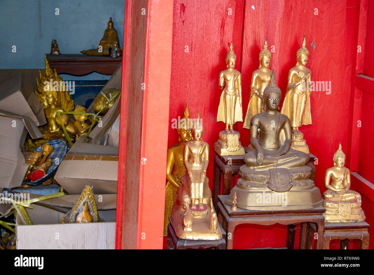 L'autel avec les statues de Bouddha, sur l'arrière-plan avec désordre d'une pile de boîtes et d'objets sacrés, dont les statues de Bouddha dans le Bouddhisme t Banque D'Images