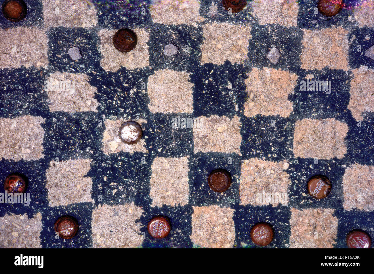 Une variante du jeu populaire de Bao Kiswahili peint sur un plancher de béton dans les ruines de palais Mtoni près de Stone Town, et à l'aide de Coca Cola et Sprit Banque D'Images