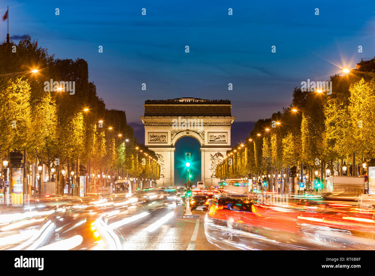 France, Paris, Champs-Elysées, Arc de Triomphe et des voitures dans la nuit avec un light trails Banque D'Images
