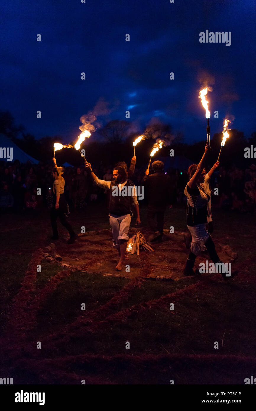 La cérémonie d'éclairage flre à Beltane Fire Festival, Sussex, UK Banque D'Images