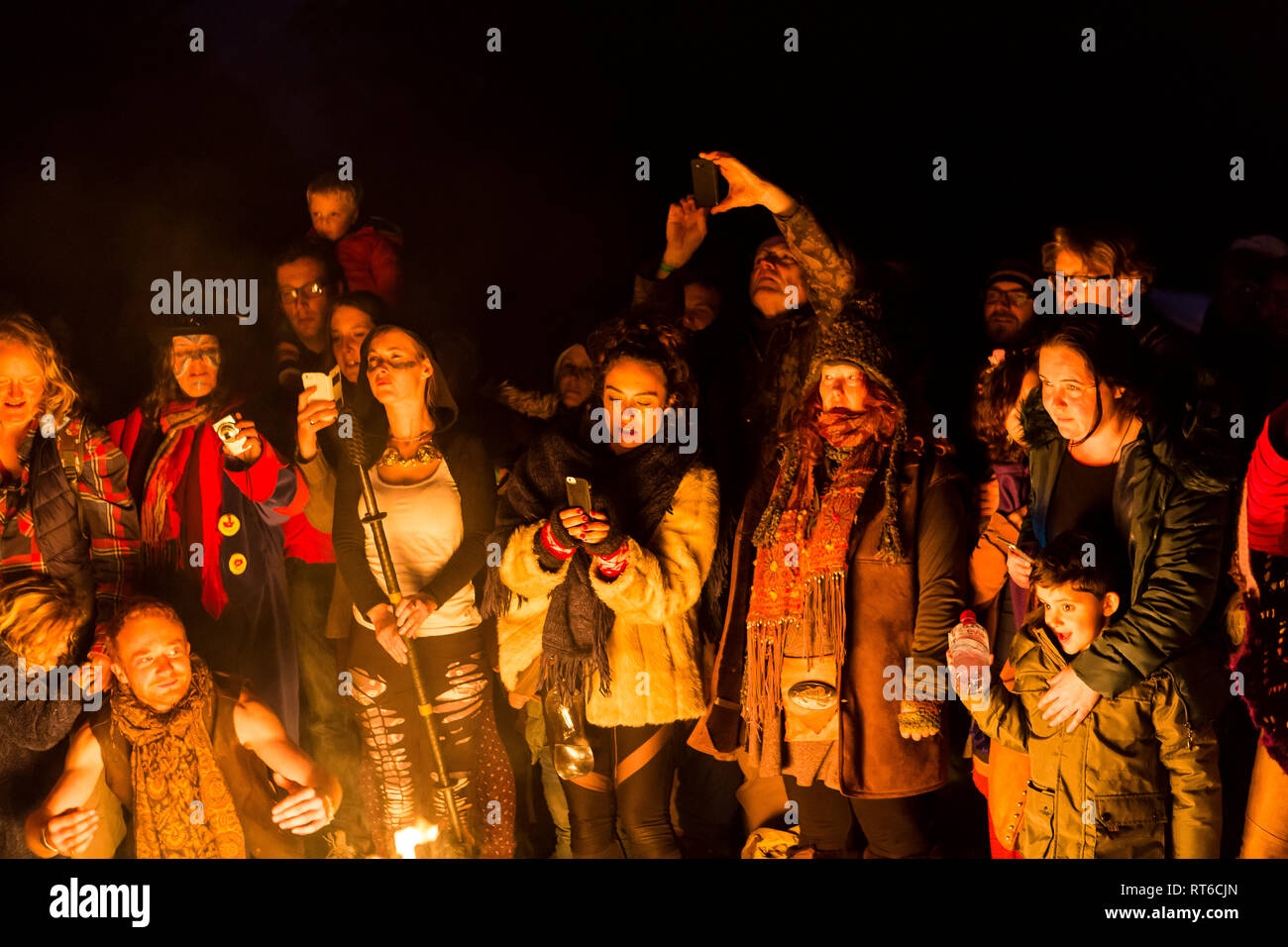 Regarder la foule au spectacle de feu Beltane Fire Festival, Sussex, UK Banque D'Images