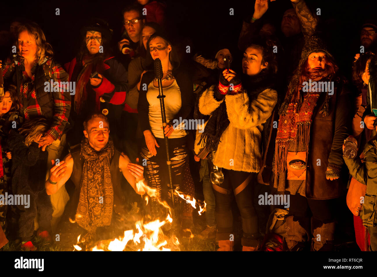 Regarder la foule au spectacle de feu Beltane Fire Festival, Sussex, UK Banque D'Images