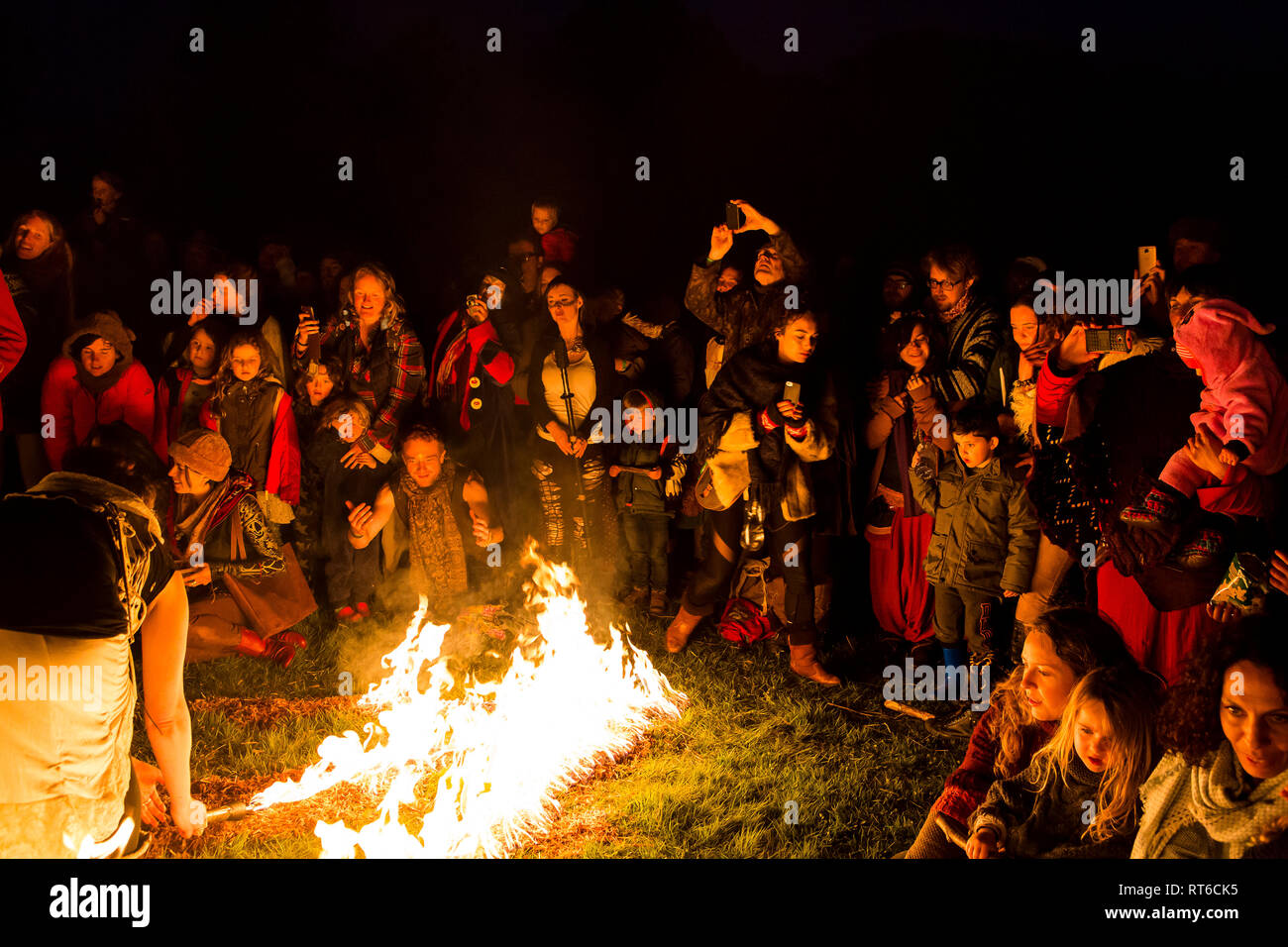 Regarder la foule au spectacle de feu Beltane Fire Festival, Sussex, UK Banque D'Images