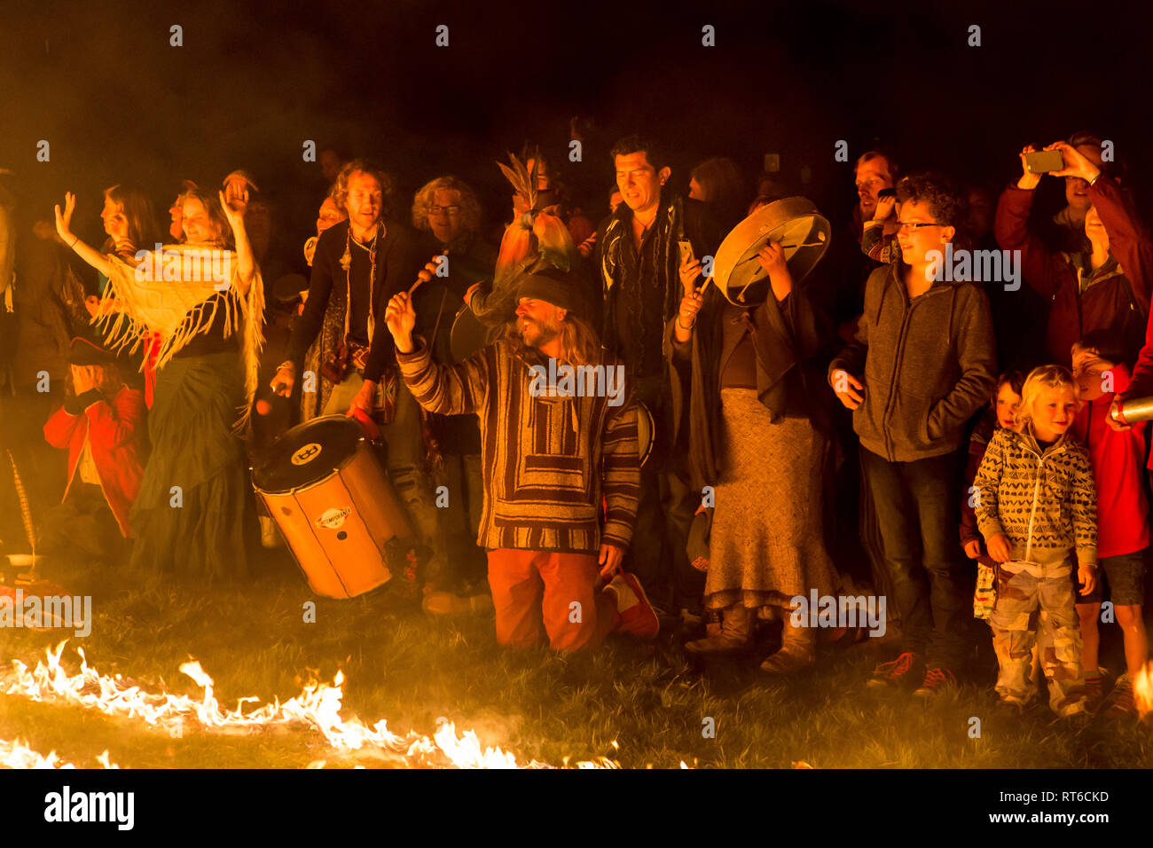 Regarder la foule au spectacle de feu Beltane Fire Festival, Sussex, UK Banque D'Images