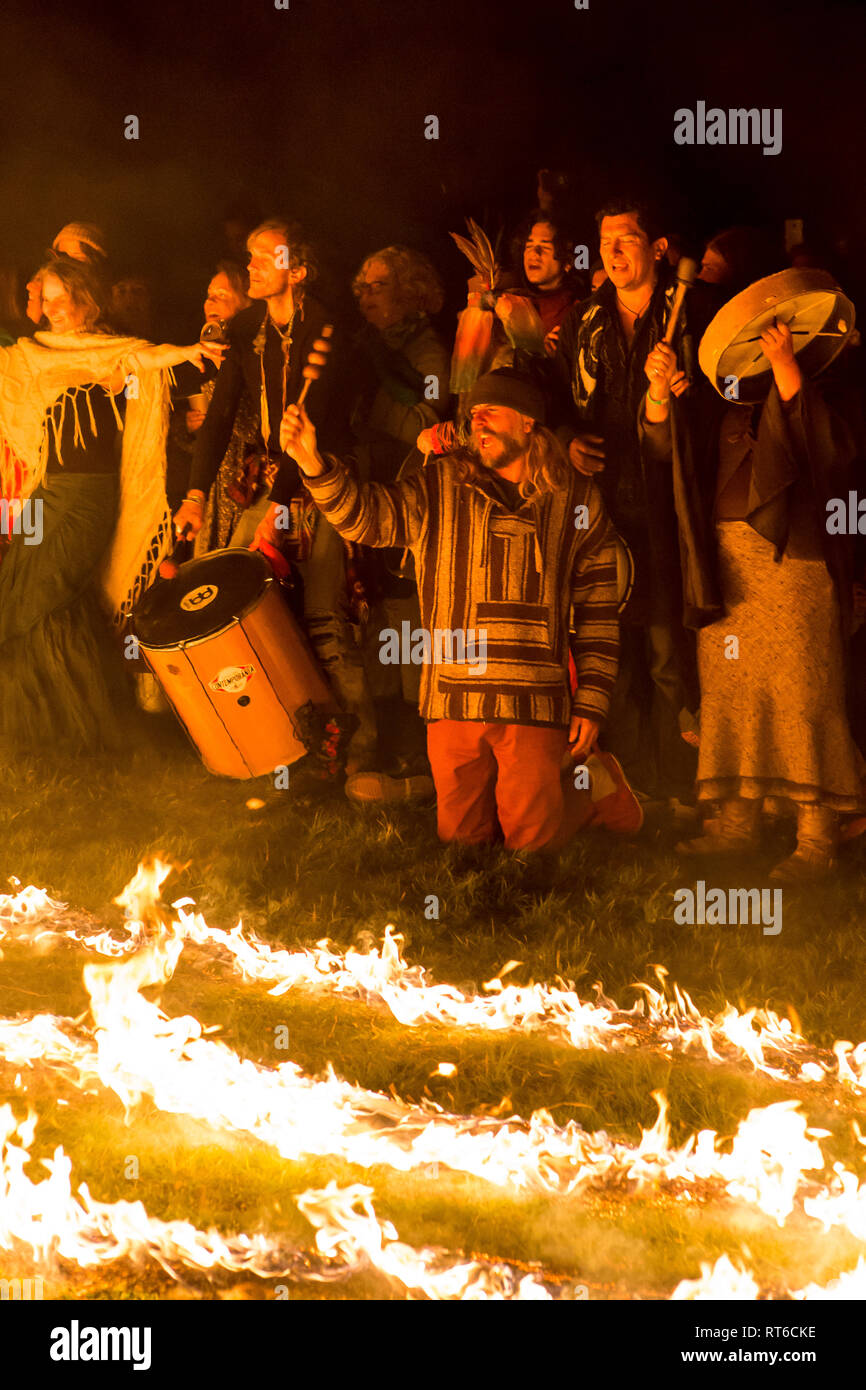 Regarder la foule au spectacle de feu Beltane Fire Festival, Sussex, UK Banque D'Images