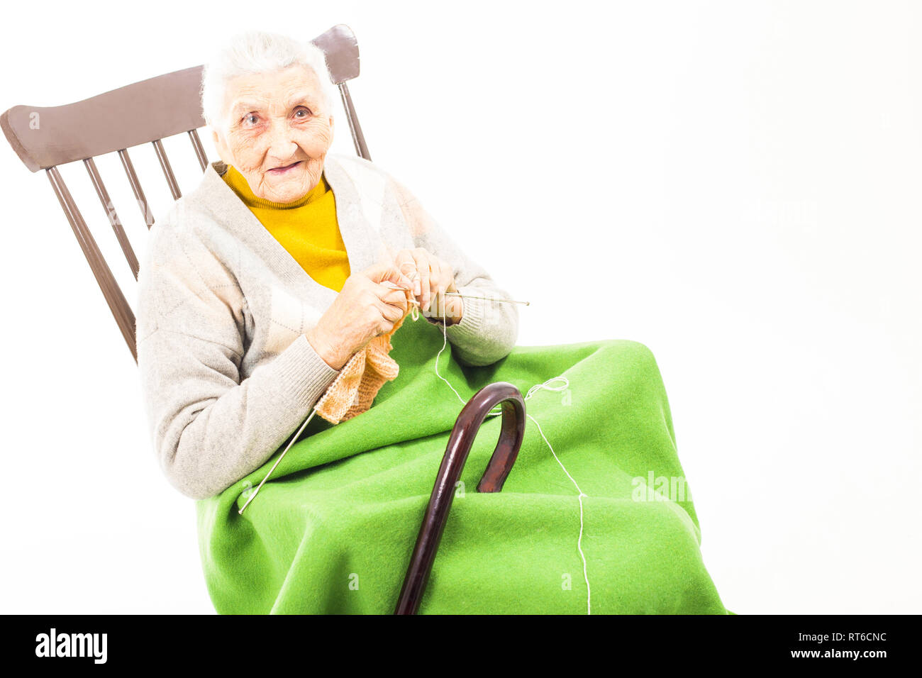 Vieille Femme détente sur la chaise berçante Banque D'Images